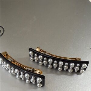 Pearl and black hair clips pair.